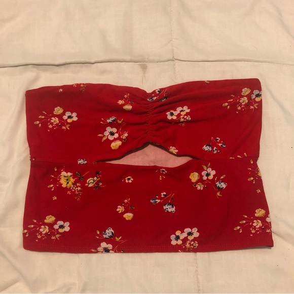 3/40$ Urban Heritage - Red Crop Top With Flowers - Picture 1 of 5
